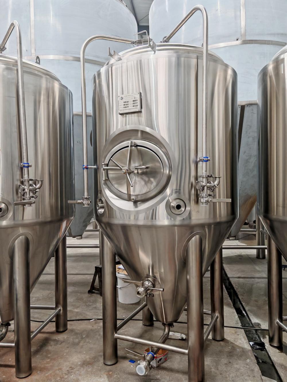 <b>Top-Mounted vs Side-Mounted Manhole: Design Choices for Modern Brewing Vessels</b>